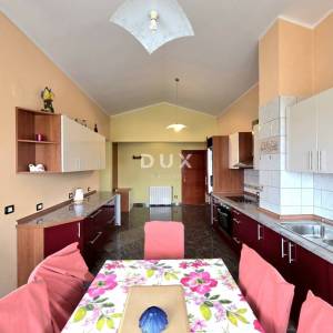 ISTRA, GALIŽANA – Apartmanska vila s maslinikom, krovnom terasom i panoramskim pogledom na more i Brijune