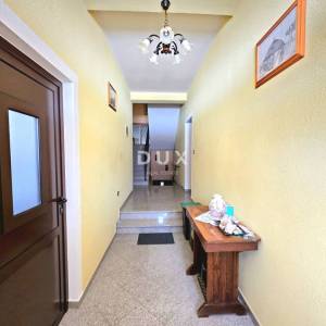 ISTRA, GALIŽANA – Apartmanska vila s maslinikom, krovnom terasom i panoramskim pogledom na more i Brijune
