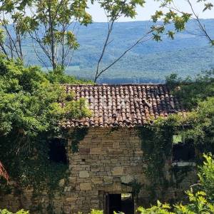 ISTRA, GROŽNJAN - Građevinsko zemljište na osami s panoramskim pogledom