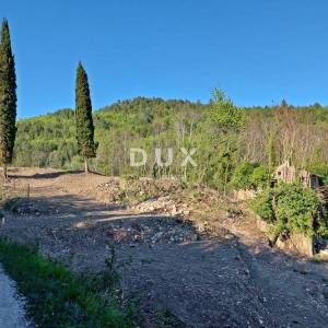 ISTRA, GROŽNJAN - Građevinsko zemljište na osami s panoramskim pogledom