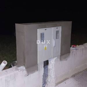 ISTRA, KRNICA - Građevinsko zemljište s građevinskom dozvolom za kuću + poljoprivredno zemljište! 