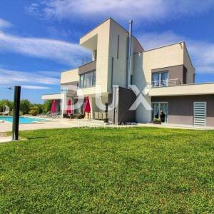 ISTRA KRNICA - Moderna obiteljska vila s bazenom i prostranom okućnicom na rubu naselja