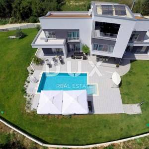 ISTRA KRNICA - Moderna obiteljska vila s bazenom i prostranom okućnicom na rubu naselja