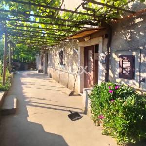 ISTRA, LABIN - Kamena kuća s okućnicom