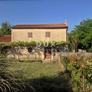 ISTRA, LABIN - Kamena kuća s okućnicom