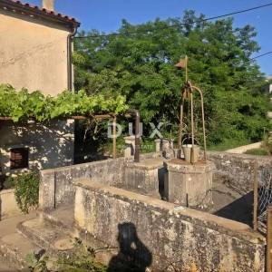 ISTRA, LABIN - Kamena kuća s okućnicom