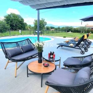 ISTRA, LABIN- Niskoenergetska vila s bazenom i ograđenom okućnicom od 900m2