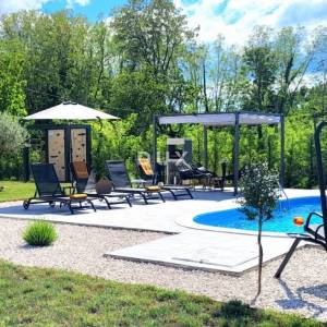 ISTRA, LABIN- Niskoenergetska vila s bazenom i ograđenom okućnicom od 900m2