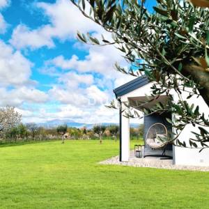 ISTRA, LABIN- Niskoenergetska vila s bazenom i ograđenom okućnicom od 900m2