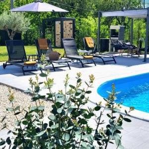 ISTRA, LABIN- Niskoenergetska vila s bazenom i ograđenom okućnicom od 900m2