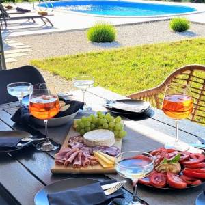 ISTRA, LABIN- Niskoenergetska vila s bazenom i ograđenom okućnicom od 900m2