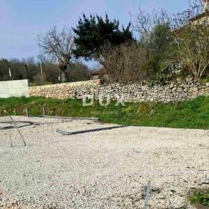 ISTRA, LABIN - Zemljište s građevinskom dozvolom u predgrađu
