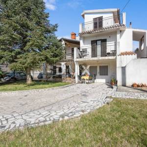 ISTRA, LIŽNJAN - Samostojeća kuća s tri stambene jedinice!
