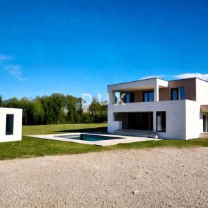 ISTRA, MARČANA - Moderna kuća s bazenom na rubu naselja