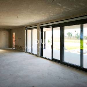 ISTRA, MARČANA - Moderna kuća s bazenom na rubu naselja