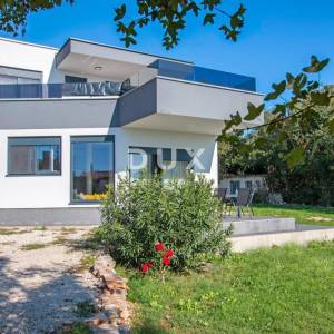 ISTRA, MARČANA- Moderna vila s velikom okućnicom!
