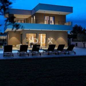 ISTRA, MARČANA – Nova moderna vila s bazenom u mirnom okruženju