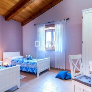 ISTRA, MARČANA - Rustikalna kuća s bazenom i velikom okućnicom