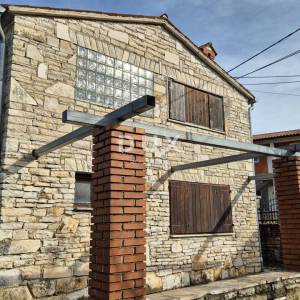 ISTRA, MARČANA - Samostojeća kamena kuća s potencijalom