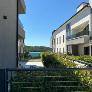  ISTRA, MEDULIN - Luksuzni stan prvi red do mora s terasom i bazenom!