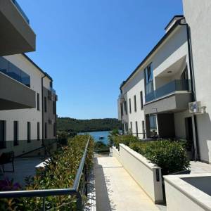  ISTRA, MEDULIN - Luksuzni stan prvi red do mora s terasom i bazenom!