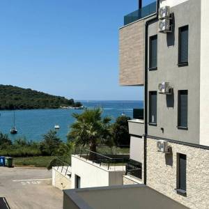  ISTRA, MEDULIN - Luksuzni stan prvi red do mora s terasom i bazenom!
