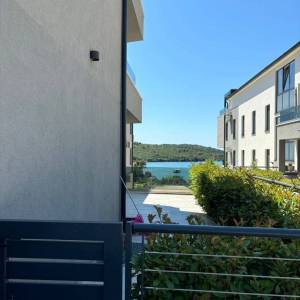  ISTRA, MEDULIN - Luksuzni stan prvi red do mora s terasom i bazenom!