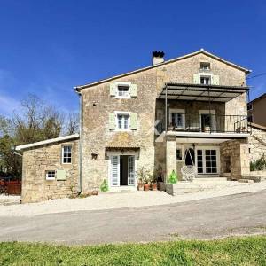 ISTRA, MOTOVUN – Renovirana kamena kuća sa spektakularnim pogledom