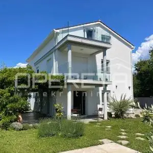 Istra, okolica Poreča – kuća u nizu s vrtom i pogledom na more