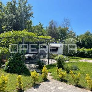 Istra, okolica Poreča – kuća u nizu s vrtom i pogledom na more
