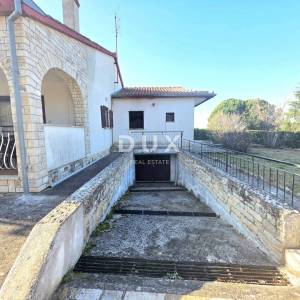 ISTRA, OKOLICA ROVINJA - Privatna oaza prizemne obiteljske kuće s dvije stambene jedinice i velikim dvorištem