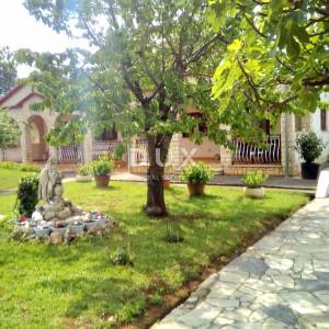 ISTRA, OKOLICA ROVINJA - Privatna oaza prizemne obiteljske kuće s dvije stambene jedinice i velikim dvorištem
