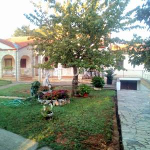 ISTRA, OKOLICA ROVINJA - Privatna oaza prizemne obiteljske kuće s dvije stambene jedinice i velikim dvorištem