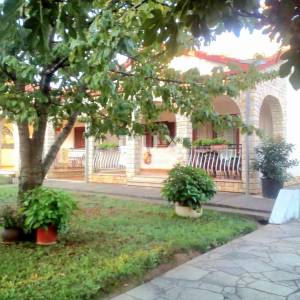 ISTRA, OKOLICA ROVINJA - Privatna oaza prizemne obiteljske kuće s dvije stambene jedinice i velikim dvorištem