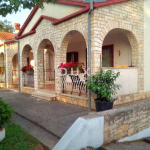 ISTRA, OKOLICA ROVINJA - Privatna oaza prizemne obiteljske kuće s dvije stambene jedinice i velikim dvorištem