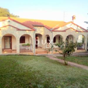 ISTRA, OKOLICA ROVINJA - Privatna oaza prizemne obiteljske kuće s dvije stambene jedinice i velikim dvorištem