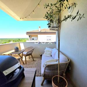 ISTRA, PEROJ - Elegantan 2SS+DB apartman s panoramskim pogledom na more, terasa, parking i potpuna opremljenost