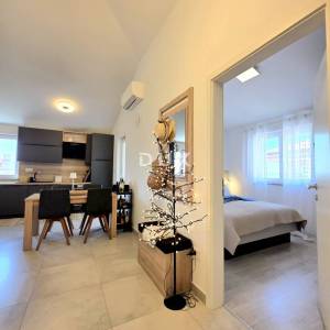 ISTRA, PEROJ - Elegantan 2SS+DB apartman s panoramskim pogledom na more, terasa, parking i potpuna opremljenost