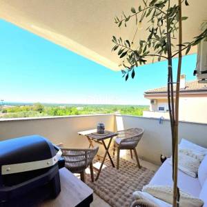 ISTRA, PEROJ - Elegantan 2SS+DB apartman s panoramskim pogledom na more, terasa, parking i potpuna opremljenost