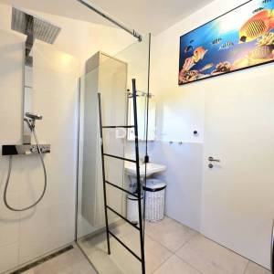 ISTRA, PEROJ - Elegantan 2SS+DB apartman s panoramskim pogledom na more, terasa, parking i potpuna opremljenost