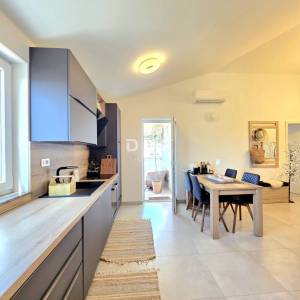 ISTRA, PEROJ - Elegantan 2SS+DB apartman s panoramskim pogledom na more, terasa, parking i potpuna opremljenost