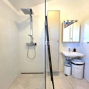 ISTRA, PEROJ - Elegantan 2SS+DB apartman s panoramskim pogledom na more, terasa, parking i potpuna opremljenost