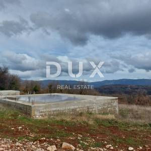 ISTRA, PIĆAN - Zemljište sa započetom gradnjom dvije kuće, rub sela, pogled na prirodu