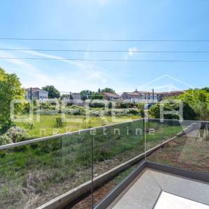 Istra, Poreč okolica – trosoban stan s terasom i pogledom na more