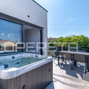Istra, Poreč okolica – trosoban stan s terasom i pogledom na more