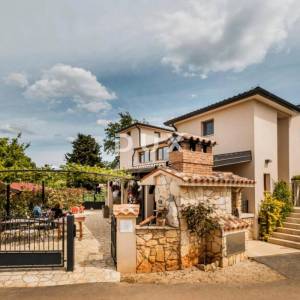 ISTRA, POREČ - Poslovna zgrada s restoranom i smještajnim jedinicama