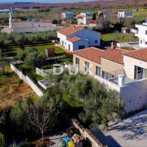 ISTRA, POREČ - Suvremena istarska kuća s bazenom