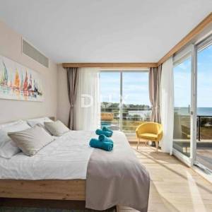 ISTRA, PULA - Ekskluziva: vila prvi red do mora za dugoročni najam!