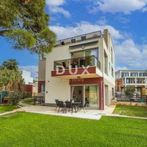 ISTRA, PULA - Ekskluziva: vila prvi red do mora za dugoročni najam!