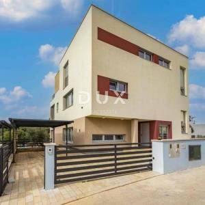 ISTRA, PULA - Ekskluziva: vila prvi red do mora za dugoročni najam!